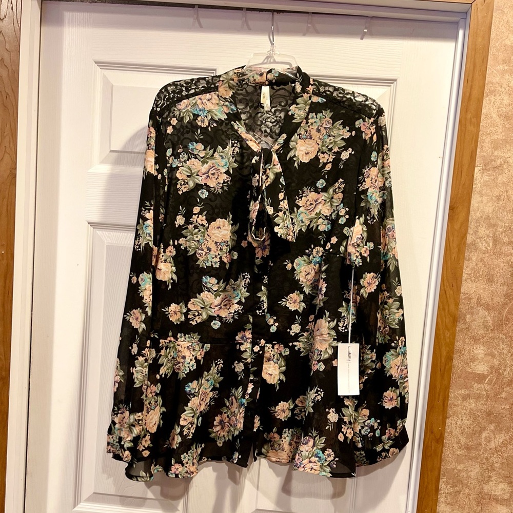 💚💚Trendy Cute Flower Button down. Back lace…